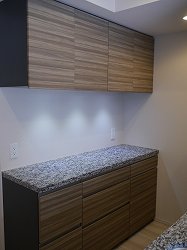 オーダー家具食器棚。神奈川県【215】 御影石カウンター。ダウンライト付きの吊戸棚でオーダー食器棚の製作