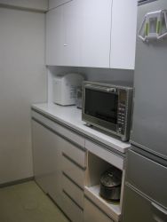 埼玉県富士見市オーダー家具食器棚 白鏡面の食器棚【092】オーダー家具