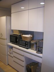 白鏡面のカップボード。オーダー家具食器棚 埼玉県蕨市オーダー食器棚【093】