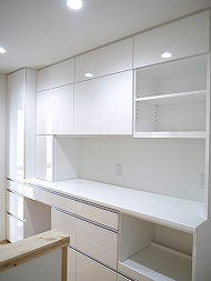 町田市の大型白鏡面タイプの食器棚