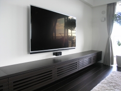 格子扉のテレビボード。床から浮かして設置タイプ