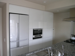 横スライド扉　食器棚の扉が横にスライドするカップボードです。