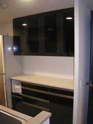 ブラック硝子の食器棚を製作しました。