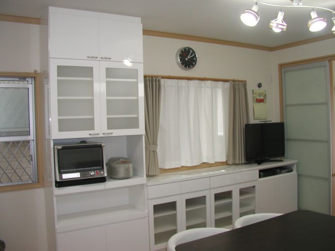 白い壁面収納カウンター　オーダー家具